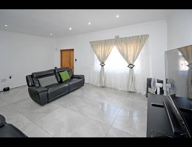 3 BEDROOM HOUSE FOR SALE IN MAYFAIR WEST